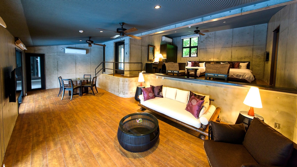 【温水プール付き】1ベッドルーム リビング エリア0 | マガチャバル オキナワ