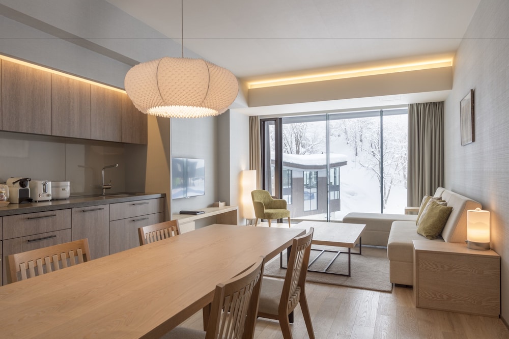 2 ベッドルーム アパートメントB [スキーリゾート側] リビング エリア1 | AYA ニセコ