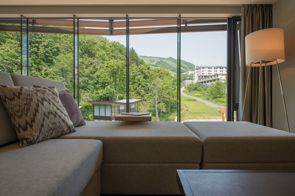 3 ベッドルーム アパートメント [スキーリゾート側] リビングルーム1 | AYA ニセコ