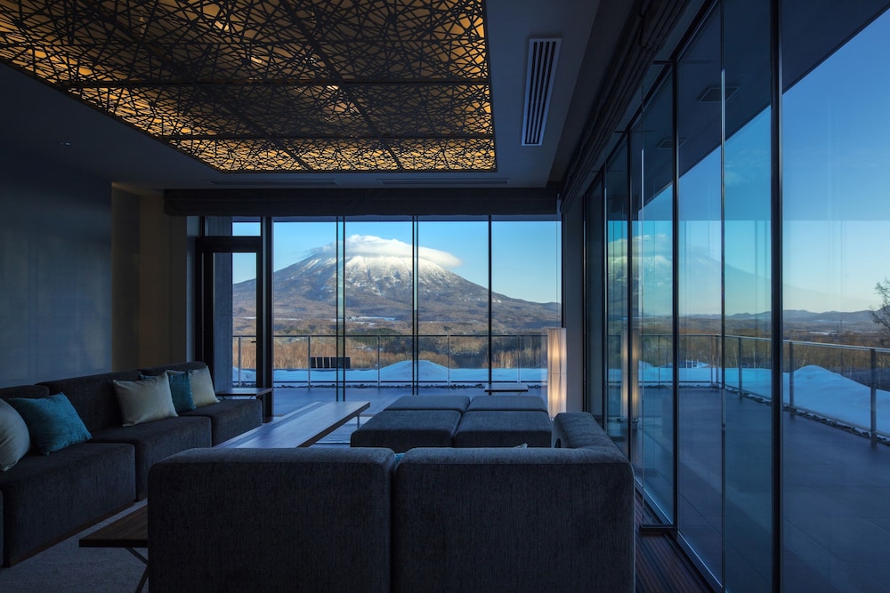 5 ベッドルーム ペントハウスB [マウンテンビュー] リビングルーム2 | AYA ニセコ