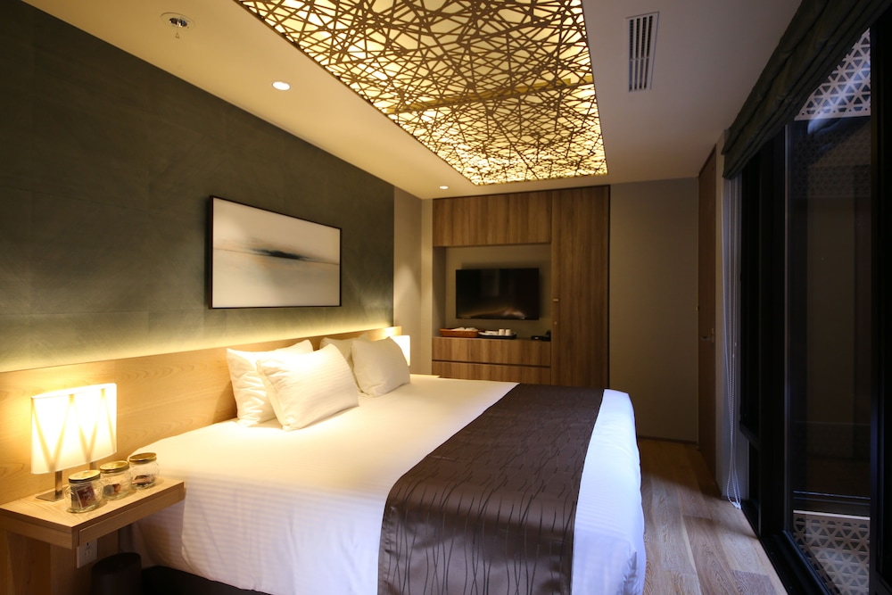 ダブルまたはツインルーム キングベッド 1 台 (外向きの窓なし) | AYA ニセコ