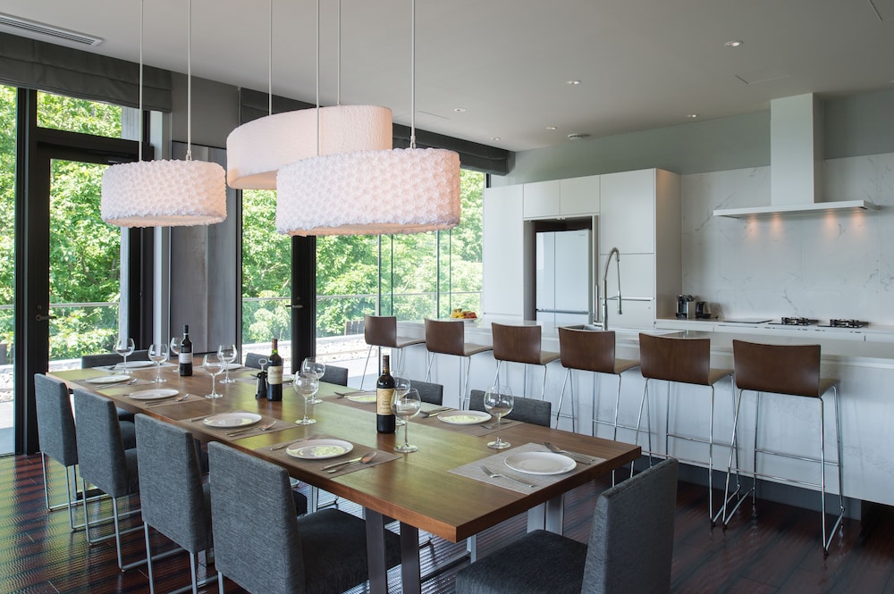 5 ベッドルーム ペントハウスB [マウンテンビュー] 客室内のダイニングエリア0 | AYA ニセコ