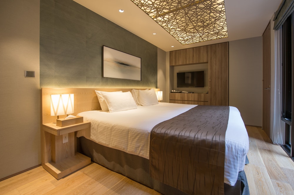 ダブルまたはツインルーム キングベッド 1 台 (外向きの窓なし) 客室2 | AYA ニセコ