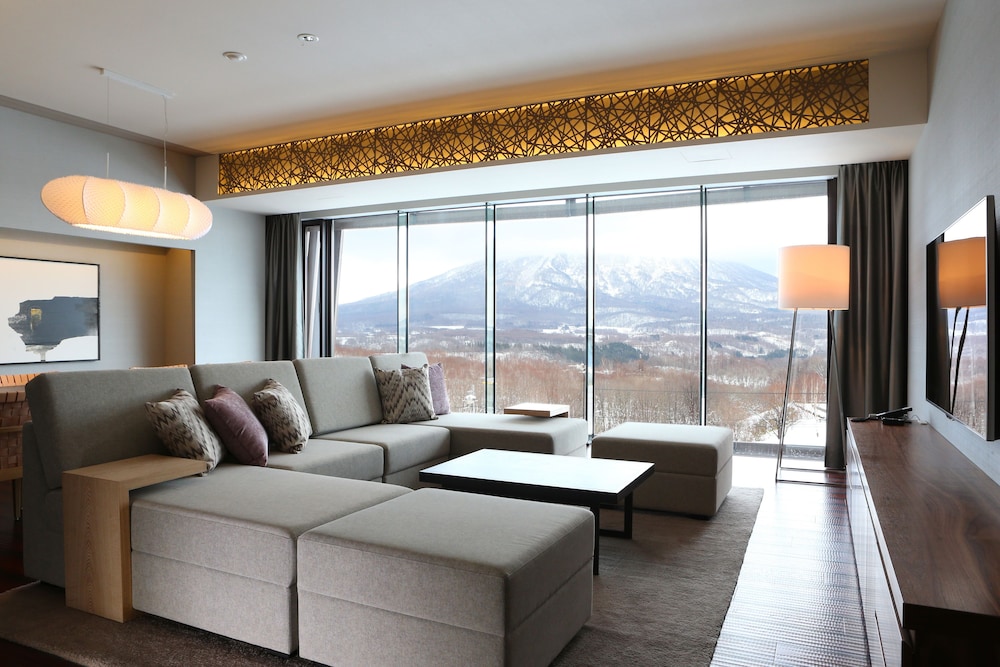 3 ベッドルーム アパートメント [マウンテンビュー] リビングルーム1 | AYA ニセコ