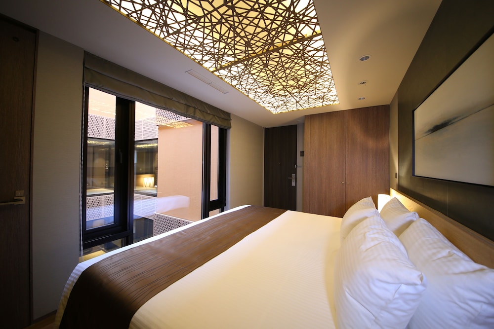 ダブルまたはツインルーム キングベッド 1 台 (外向きの窓なし) 客室1 | AYA ニセコ