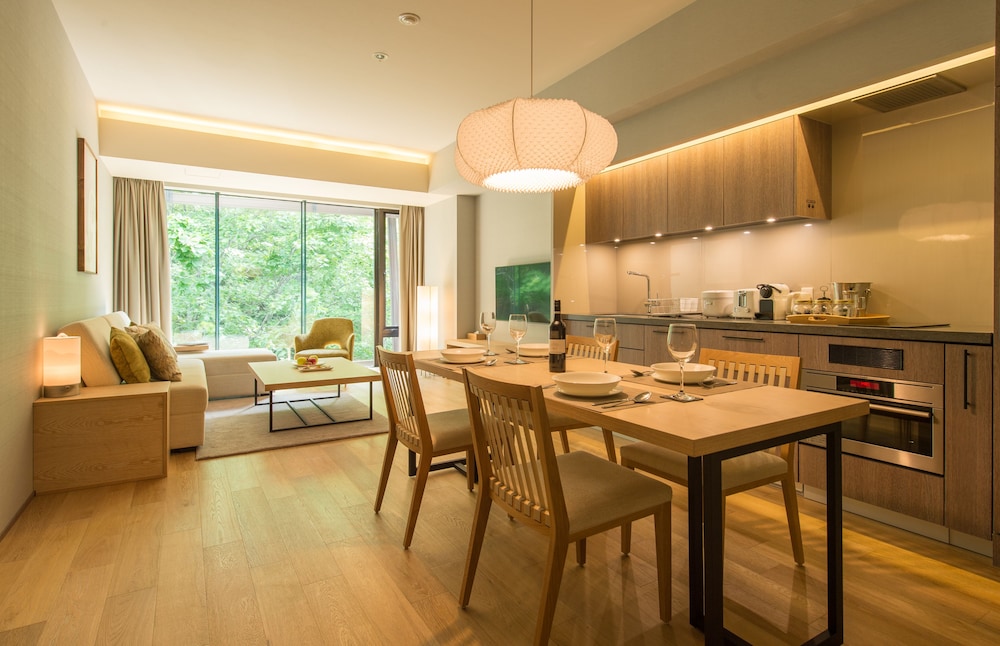 2ベッドルーム アパートメントA [フォレストビュー] リビング エリア1 | AYA ニセコ