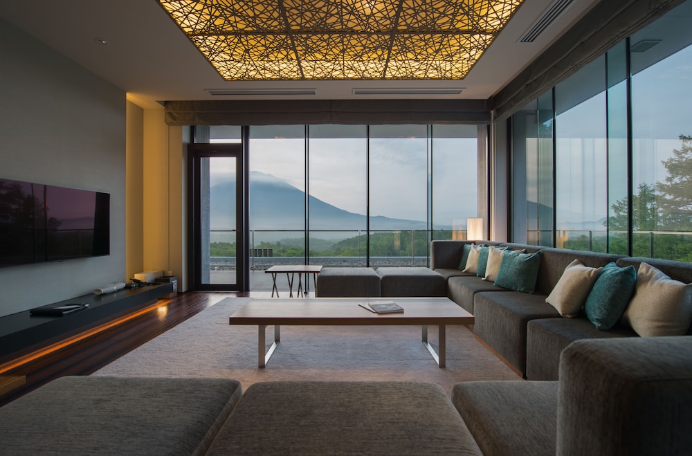 5 ベッドルーム ペントハウスB [マウンテンビュー] リビングルーム1 | AYA ニセコ