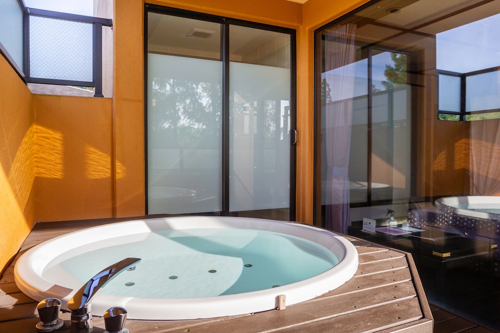 露天風呂付和洋室スイートルーム 禁煙 バスルーム1 | 斎王の宮