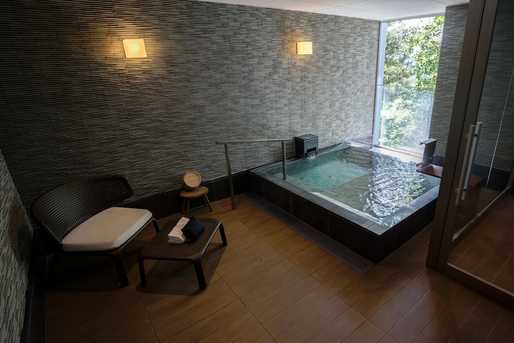 半露天温泉 スイート(フォレストビュー・1~3階) バスルームの設備0 | 瀬戸内リトリート青凪 by 温故知新