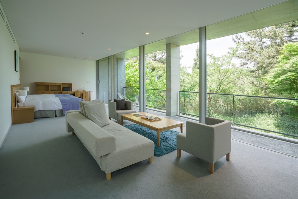 半露天温泉 スイート(フォレストビュー・1~3階) リビングルーム0 | 瀬戸内リトリート青凪 by 温故知新