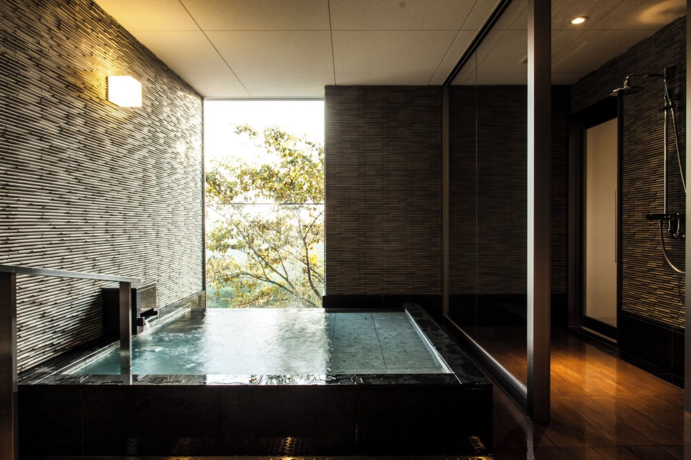 半露天温泉 スイート(フォレストビュー・1~3階) バスルーム0 | 瀬戸内リトリート青凪 by 温故知新