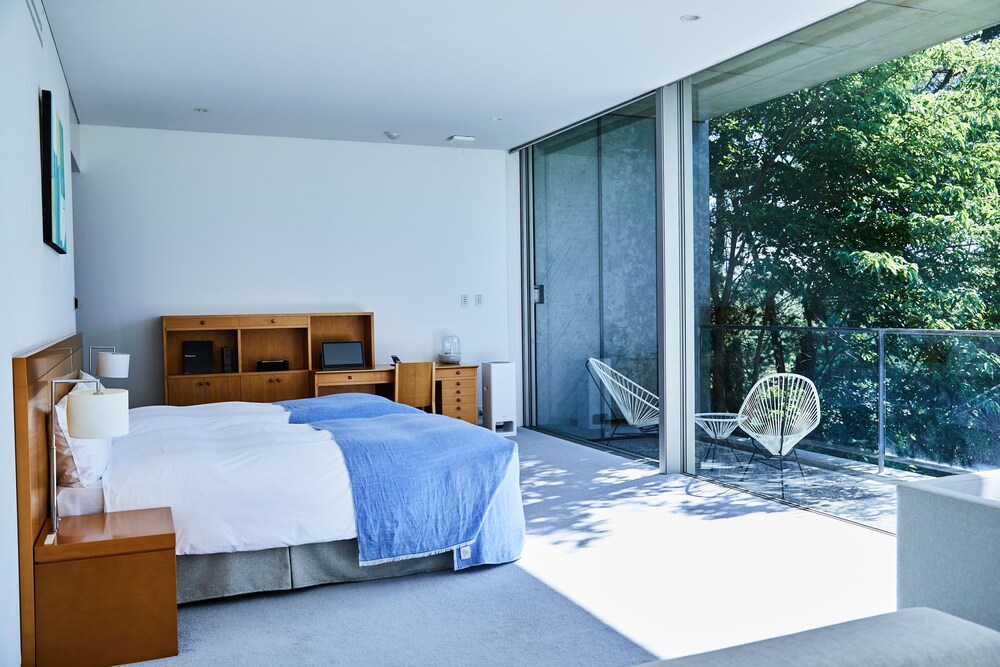 半露天温泉 スイート(フォレストビュー・1~3階) リビング エリア0 | 瀬戸内リトリート青凪 by 温故知新