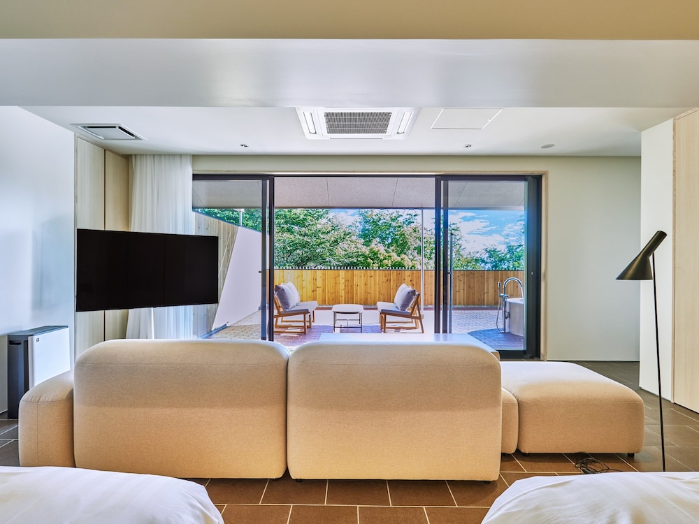スタンダード スタジオスイート 1 ベッドルーム 禁煙 プールビュー 客室1 | ANDO HOTEL 奈良若草山 ~DLIGHT LIFE & HOTELS~
