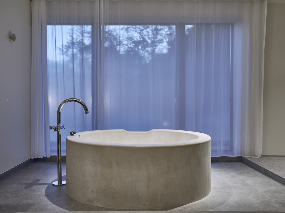 スーペリア スタジオスイート 1 ベッドルーム 禁煙 プールビュー 客室1 | ANDO HOTEL 奈良若草山 ~DLIGHT LIFE & HOTELS~