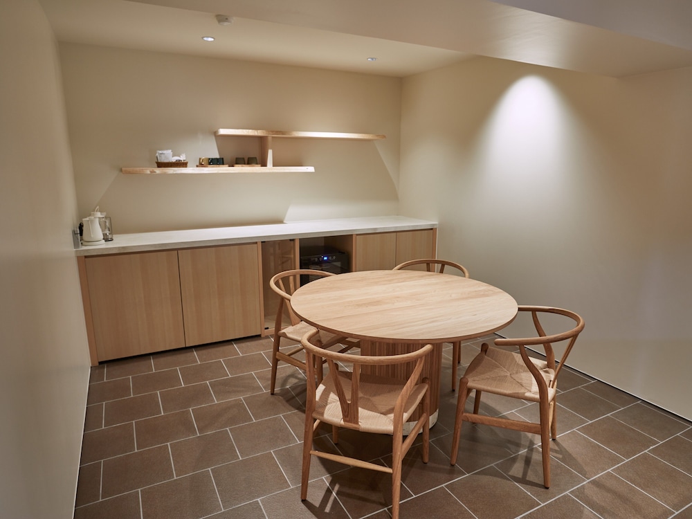 スタンダード スタジオスイート 1 ベッドルーム 禁煙 プールビュー 客室4 | ANDO HOTEL 奈良若草山 ~DLIGHT LIFE & HOTELS~