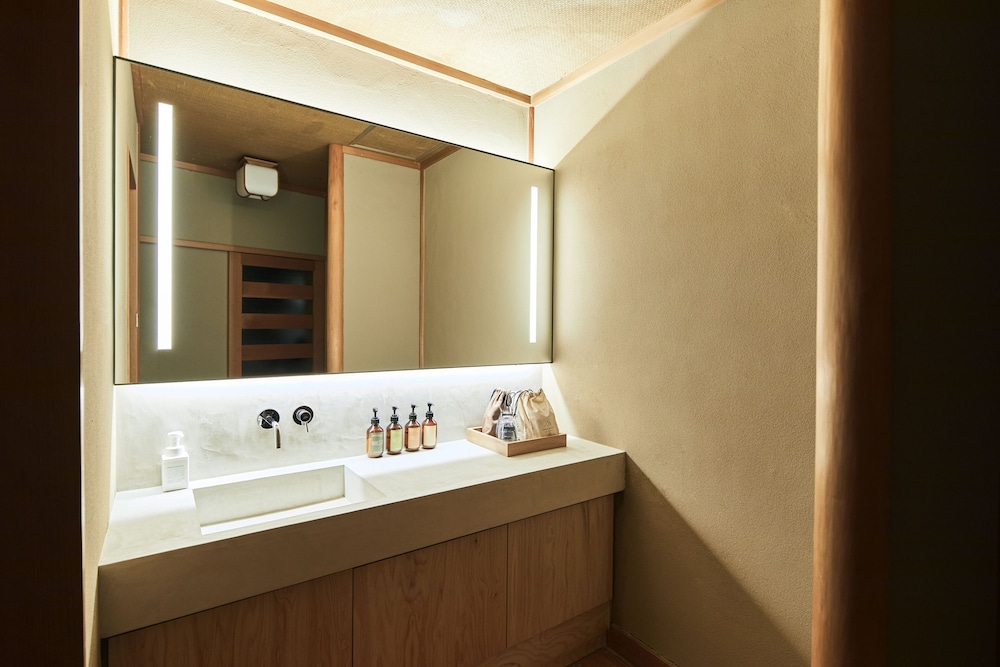 ファミリー 4 人部屋 4 ベッドルーム 禁煙 ガーデンビュー 客室1 | ANDO HOTEL 奈良若草山 ~DLIGHT LIFE & HOTELS~