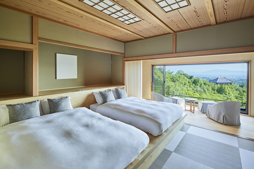 パノラミック ツインルーム ダブルベッド 2 台 禁煙 シティビュー | ANDO HOTEL 奈良若草山 ~DLIGHT LIFE & HOTELS~