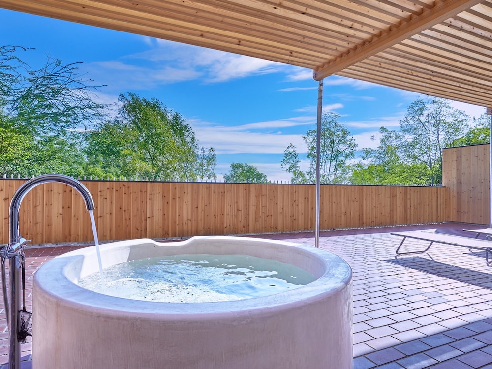 スタンダード スタジオスイート 1 ベッドルーム 禁煙 プールビュー 客室2 | ANDO HOTEL 奈良若草山 ~DLIGHT LIFE & HOTELS~