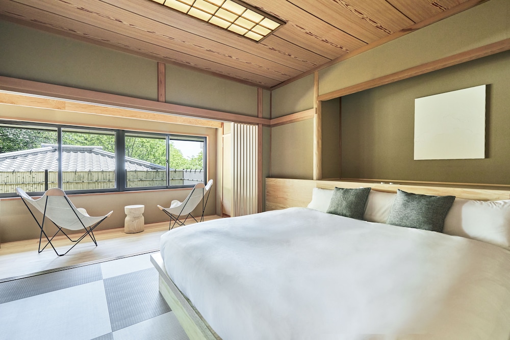コンフォート ダブルルーム キングベッド 1 台 禁煙 コートヤードビュー | ANDO HOTEL 奈良若草山 ~DLIGHT LIFE & HOTELS~