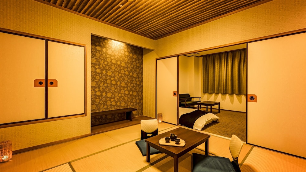 [禁煙] スーペリア和洋室ツイン シャワーのみ(眺望なし) | 大江戸温泉物語Premium 青雲閣