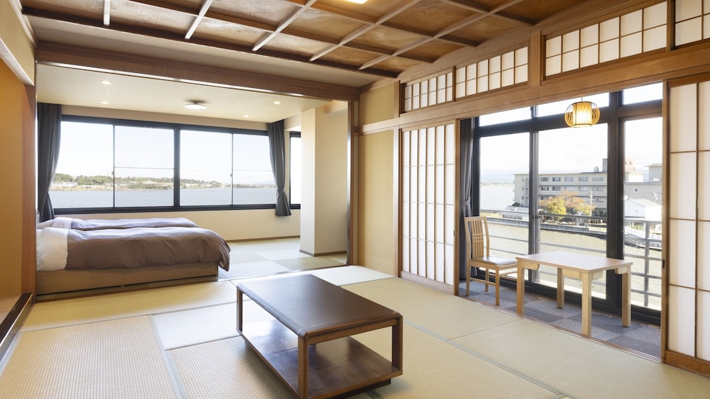 [禁煙] スーペリア和洋室ツイン４階 内風呂あり | 大江戸温泉物語Premium 加賀まるや