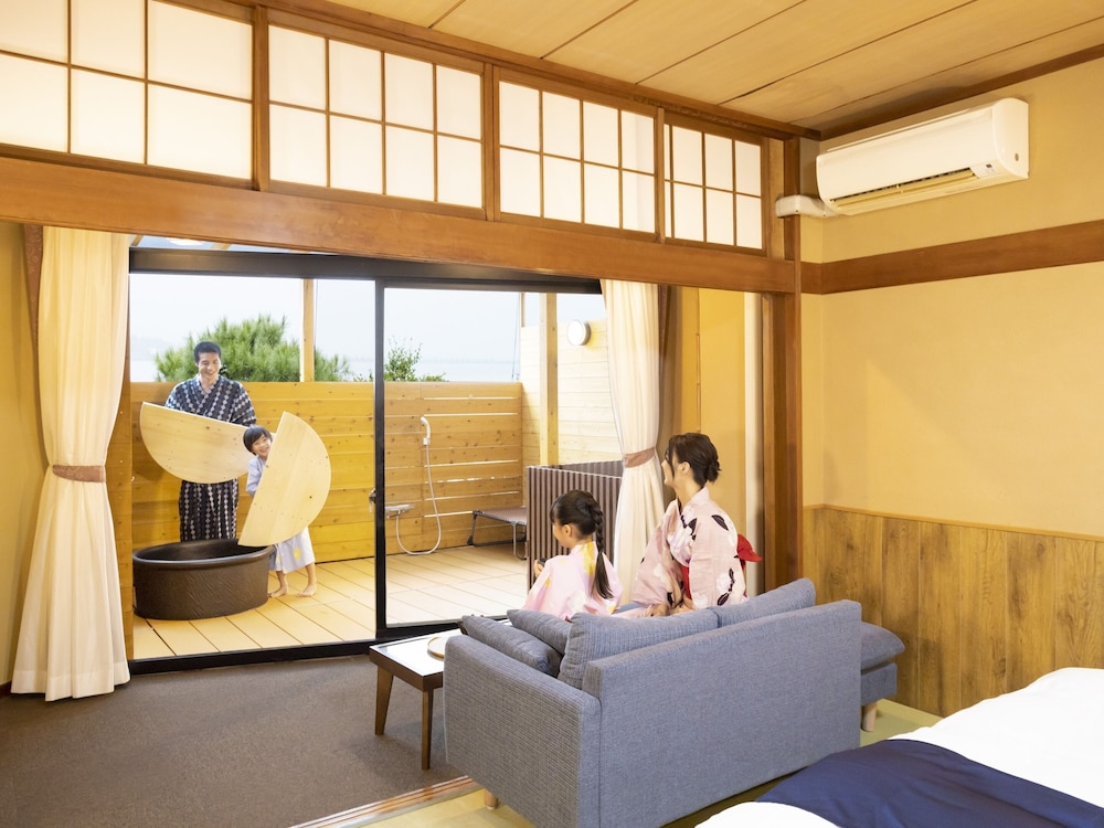 [禁煙] スーペリア露天風呂付和ベッドツイン12畳(眺望なし) 客室2 | 大江戸温泉物語Premium 加賀まるや