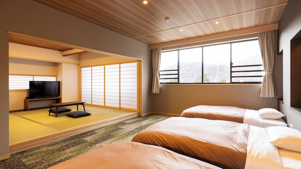 [禁煙]スーペリア和洋室トリプル 内風呂あり | 大江戸温泉物語Premium 山中グランドホテル