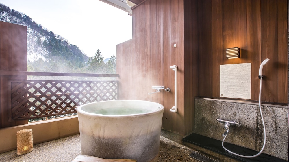 [禁煙] スーペリア露天風呂付和洋室ツイン 内風呂なし 客室2 | 大江戸温泉物語Premium よしのや依緑園