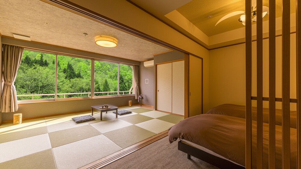 [禁煙] スーペリア和洋室ツイン 内風呂なし 客室1 | 大江戸温泉物語Premium よしのや依緑園