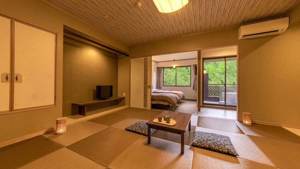 [禁煙] スーペリア露天風呂付和洋室ツイン 内風呂なし 客室1 | 大江戸温泉物語Premium よしのや依緑園