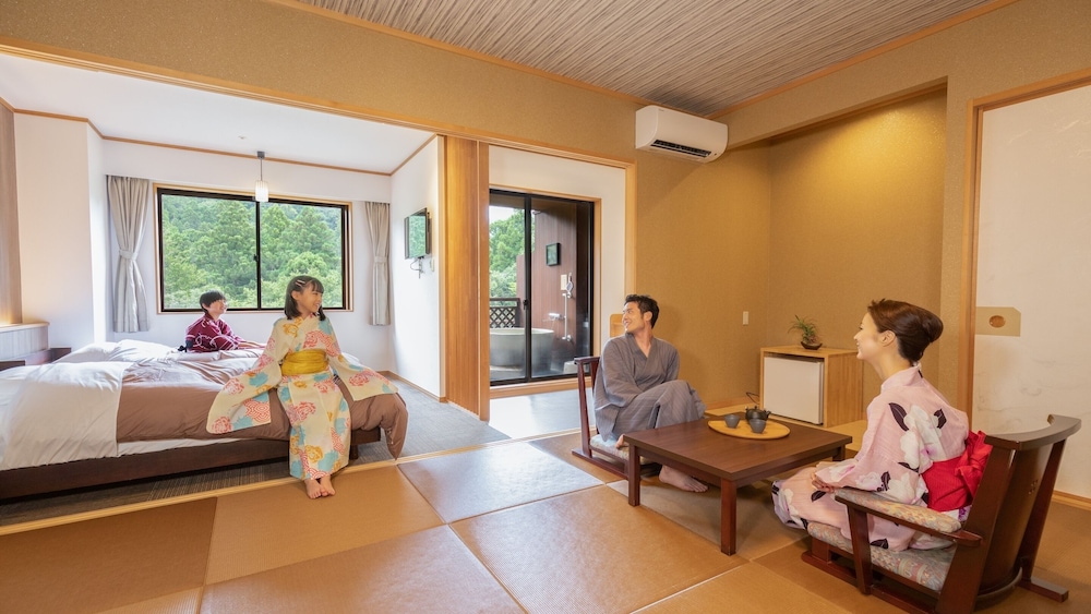 [禁煙] スーペリア露天風呂付和洋室ツイン 内風呂なし | 大江戸温泉物語Premium よしのや依緑園