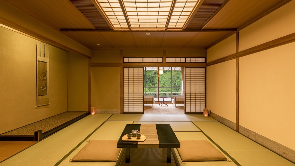 [禁煙] スーペリア露天風呂付和室2間7名定員 内風呂なし | 大江戸温泉物語Premium よしのや依緑園