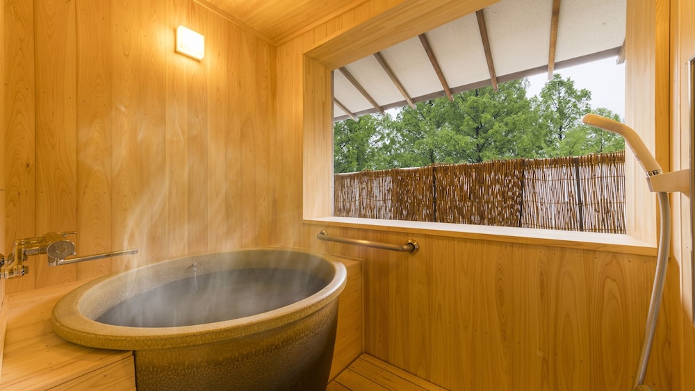 [禁煙] スーペリア露天風呂付和室2間7名定員 内風呂なし 客室1 | 大江戸温泉物語Premium よしのや依緑園