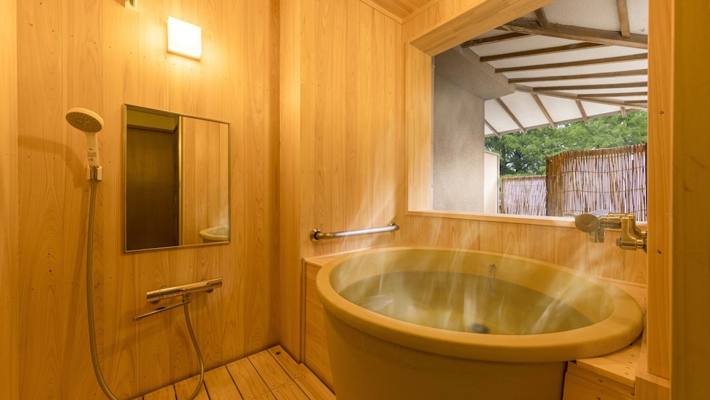 [禁煙] スーペリア露天風呂付和室2間10名定員 内風呂なし 客室1 | 大江戸温泉物語Premium よしのや依緑園