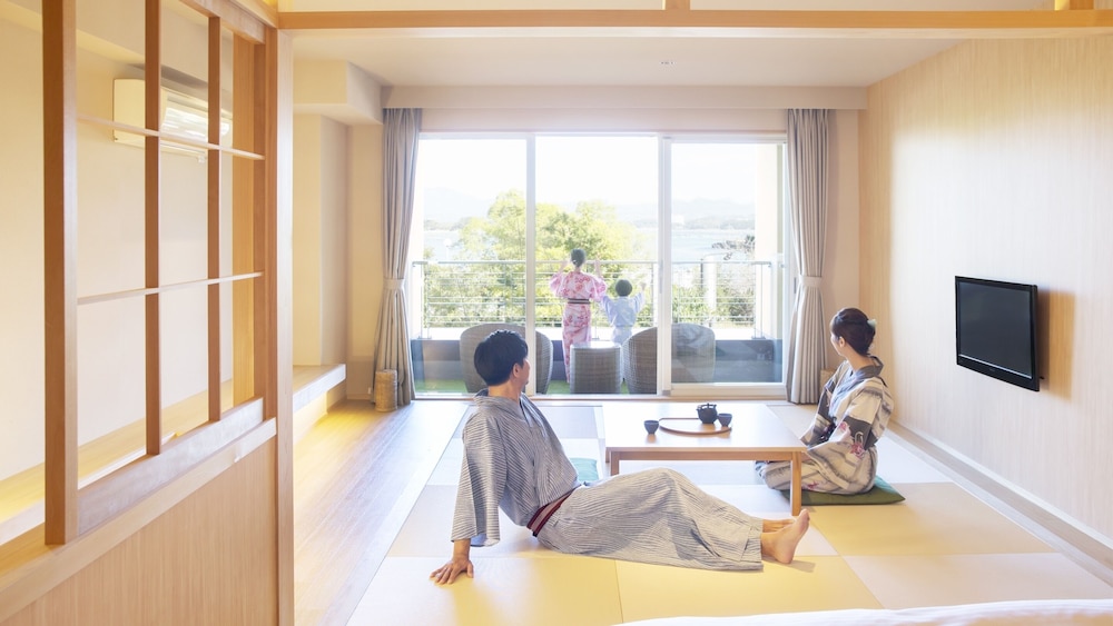 [禁煙] スタンダード和洋室ツイン4名定員 内風呂なし | 大江戸温泉物語Premium 白浜御苑