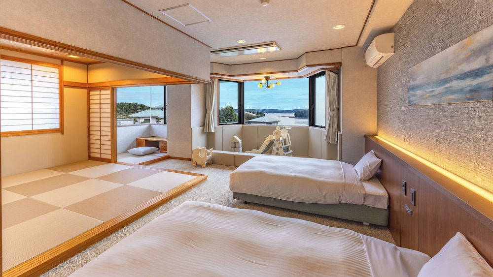 [禁煙] スーペリア和洋室ツイン キッズルーム 内風呂あり (プールサイド) 客室1 | 大江戸温泉物語Premium 志摩彩朝楽