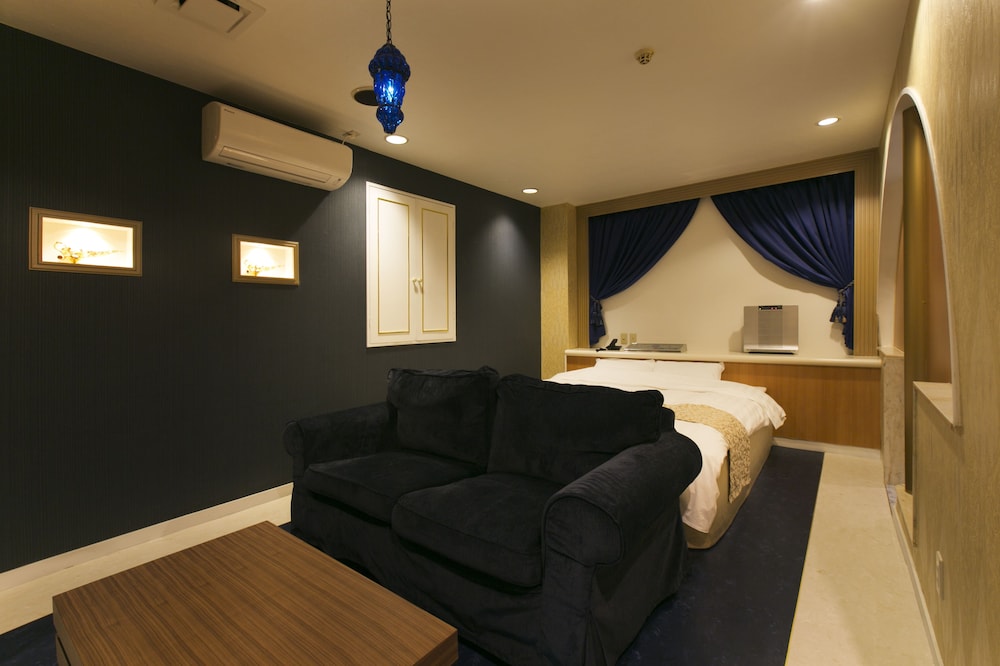 デラックス ダブルルーム リビング エリア1 | ホテルアトランティス東大阪店 - 大人限定