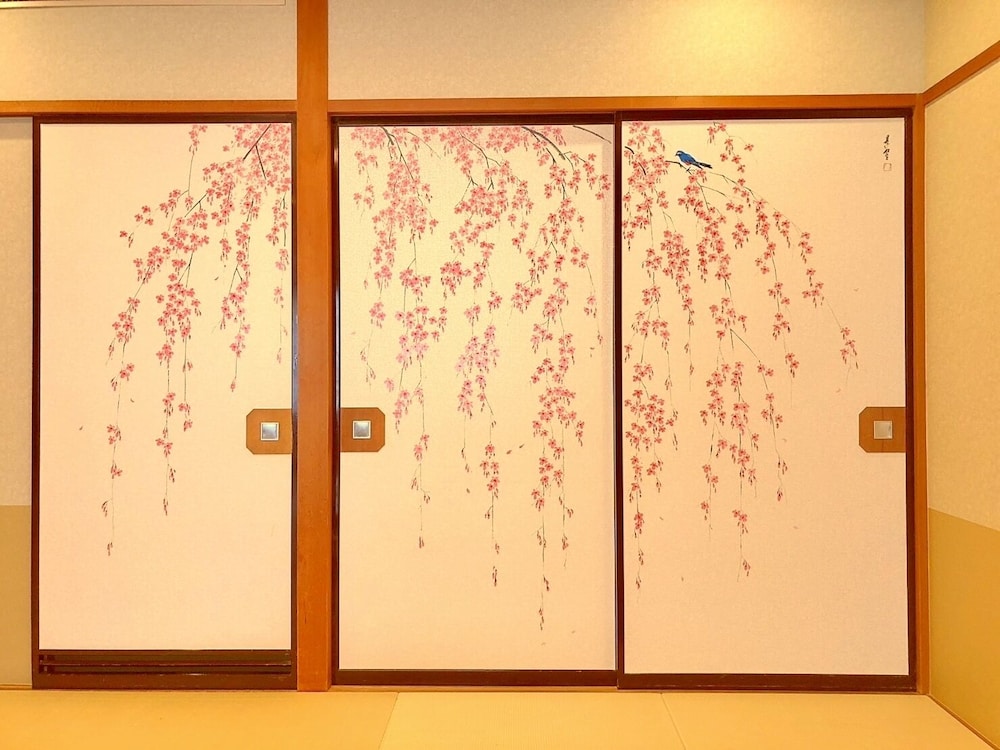 [絵画特別ルーム] 和室禁煙12.5+3畳+広縁(マウンテンビュー・部屋タイプお任せ) 客室5 | 越後平野と弥彦連山一望の宿 穂々-hoho-