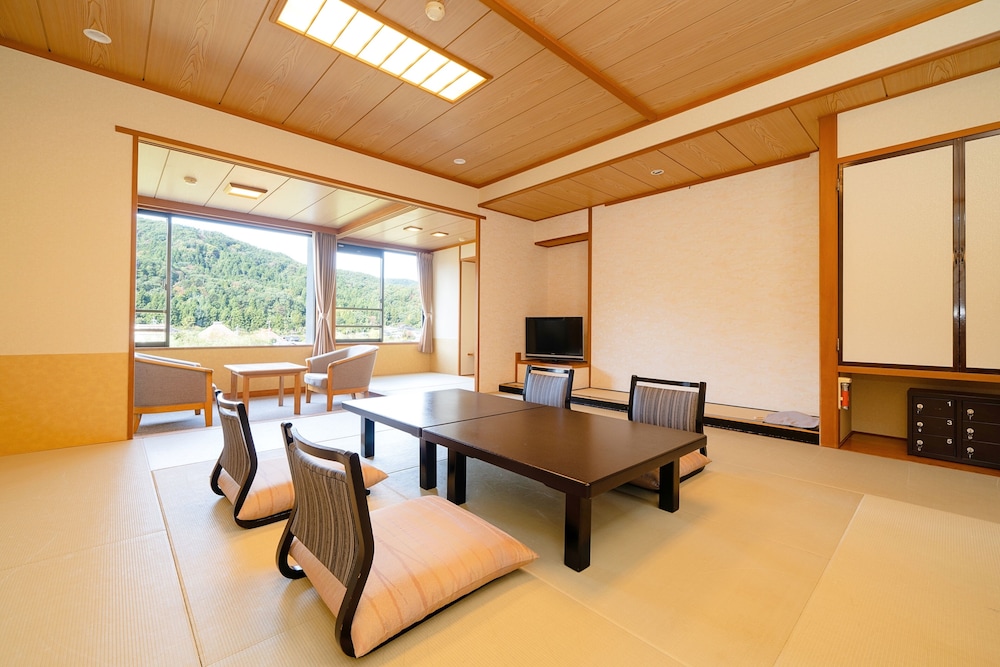 [弥彦連山大パノラマルーム]和室禁煙12.5+3畳+広縁 | 越後平野と弥彦連山一望の宿 穂々-hoho-