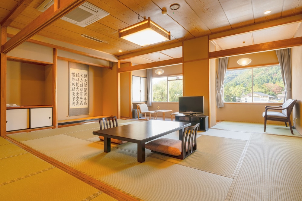 [リーズナブルルーム] 和室禁煙10+4.5畳+広縁(眺望なし・部屋の広さお任せ) 客室2 | 越後平野と弥彦連山一望の宿 穂々-hoho-