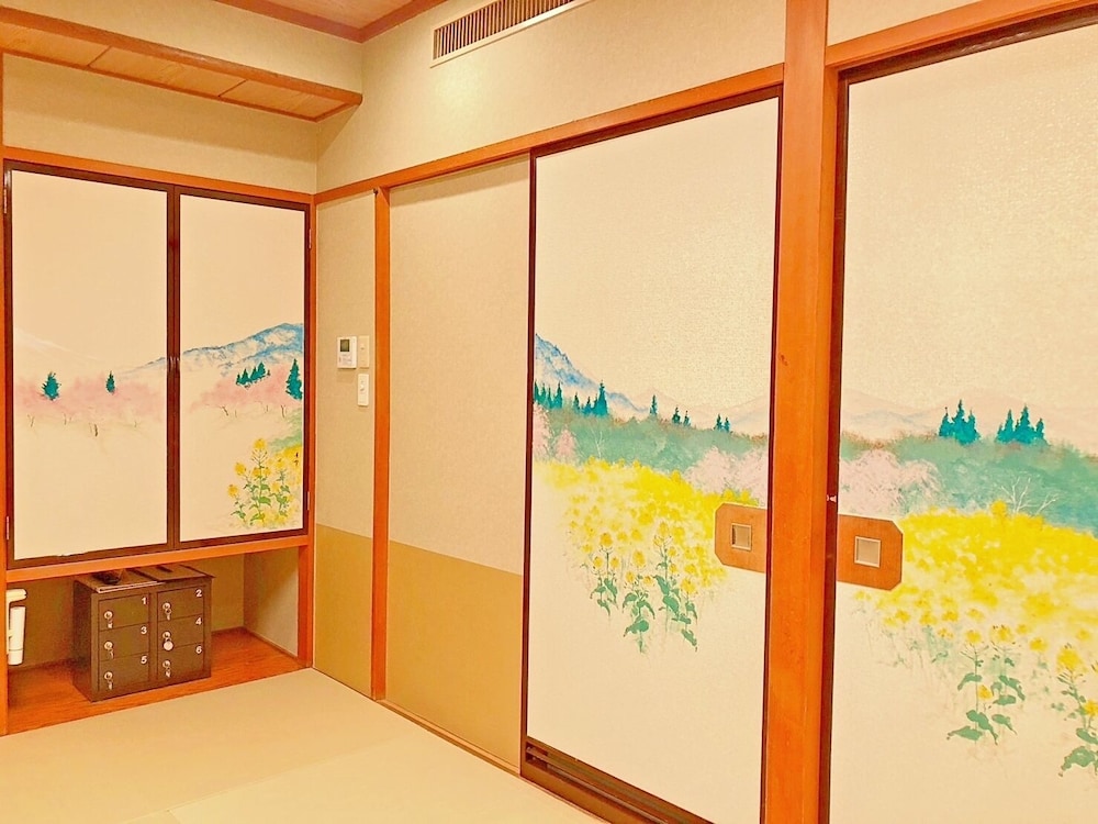 [絵画特別ルーム] 和室禁煙12.5+3畳+広縁(マウンテンビュー・部屋タイプお任せ) 客室6 | 越後平野と弥彦連山一望の宿 穂々-hoho-
