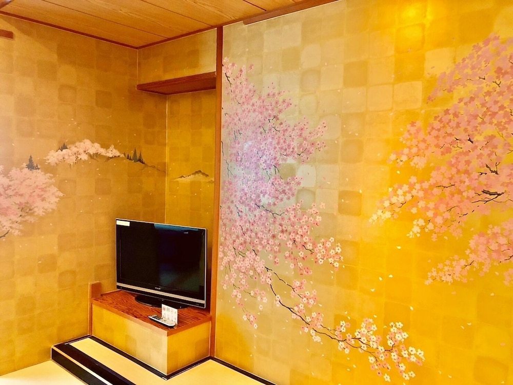 [絵画特別ルーム] 和室禁煙12.5+3畳+広縁(マウンテンビュー・部屋タイプお任せ) 客室3 | 越後平野と弥彦連山一望の宿 穂々-hoho-
