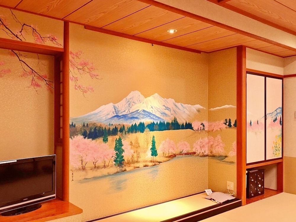 [絵画特別ルーム] 和室禁煙12.5+3畳+広縁(マウンテンビュー・部屋タイプお任せ) 客室10 | 越後平野と弥彦連山一望の宿 穂々-hoho-