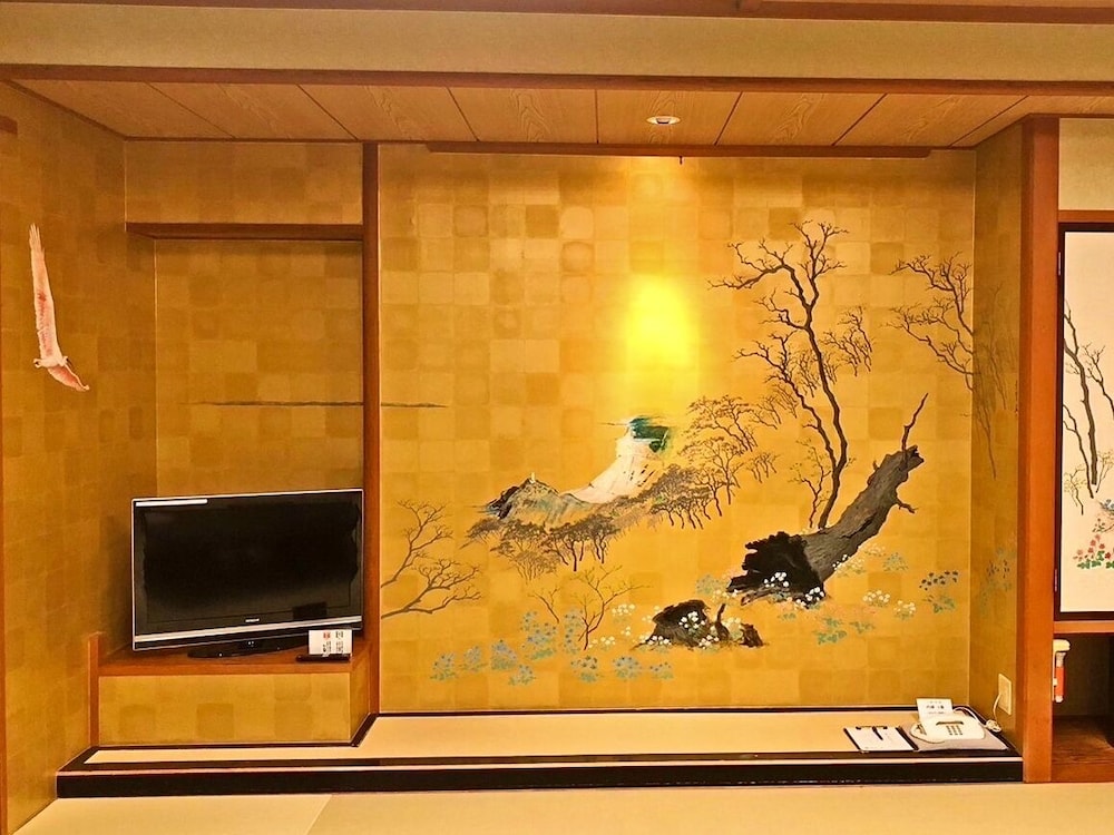 [絵画特別ルーム] 和室禁煙12.5+3畳+広縁(マウンテンビュー・部屋タイプお任せ) 客室8 | 越後平野と弥彦連山一望の宿 穂々-hoho-