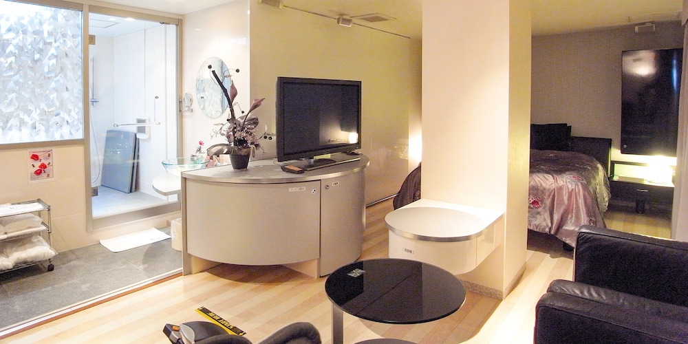 スタンダード ダブルルーム リビング エリア2 | V HOTEL - 大人限定