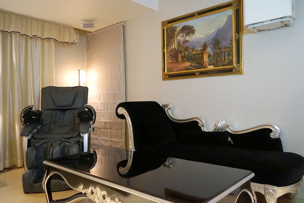 スタンダード ダブルルーム リビング エリア1 | V HOTEL - 大人限定