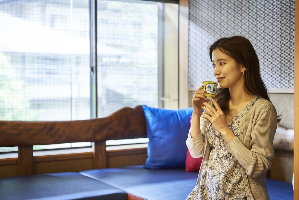 10畳ツインルーム 専用温泉風呂付き客室 リビング エリア2 | Shima-Onsen Toshimaya