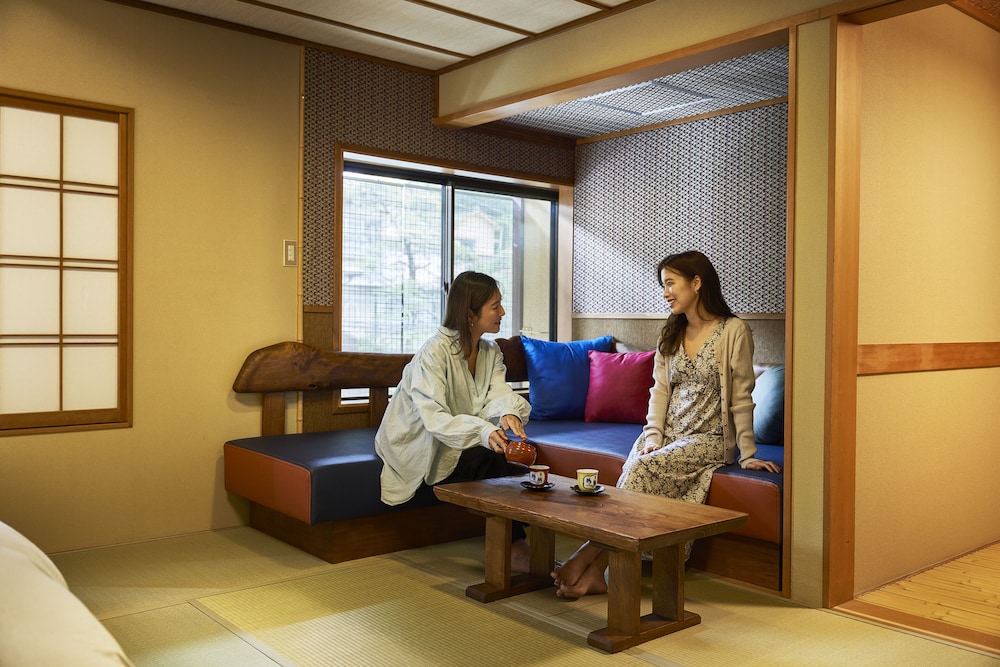 10畳ツインルーム 専用温泉風呂付き客室 リビング エリア1 | Shima-Onsen Toshimaya