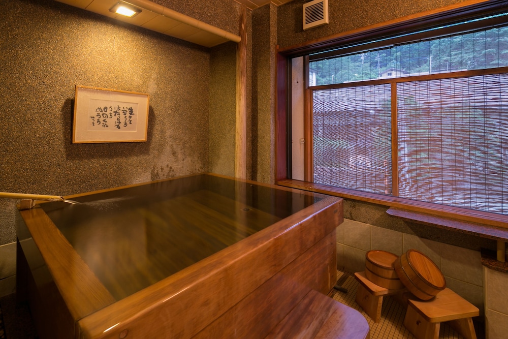 10畳ツインルーム 専用温泉風呂付き客室 客室3 | Shima-Onsen Toshimaya