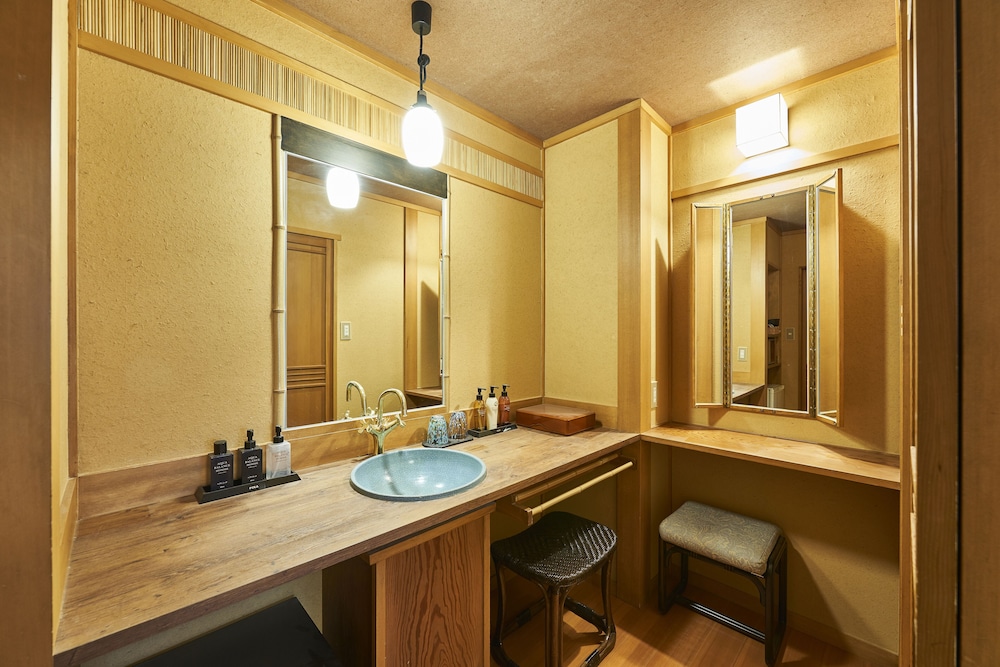 10畳ツインルーム 専用温泉風呂付き客室 客室6 | Shima-Onsen Toshimaya